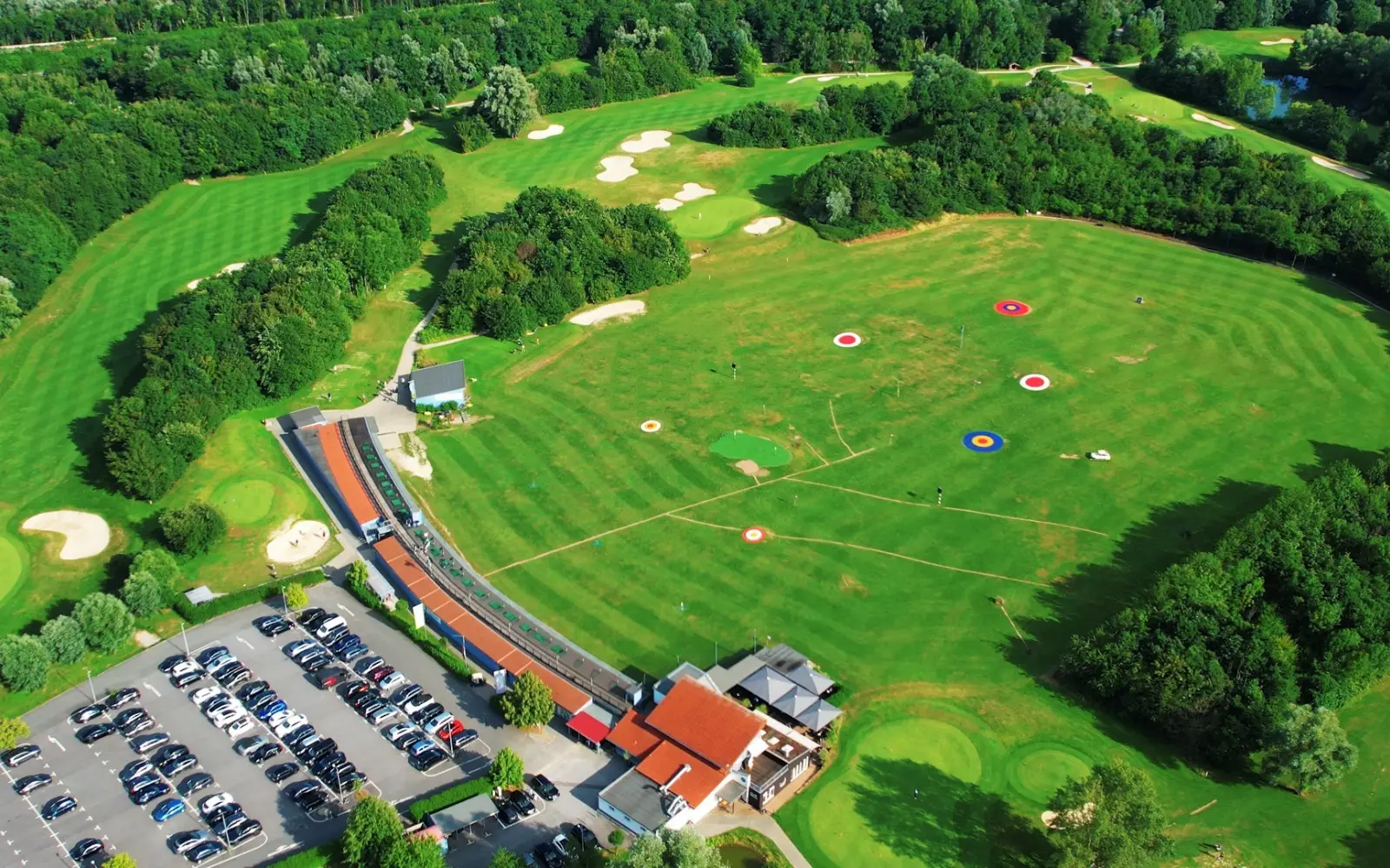 Aus der Luft zeigt sich die Anlage von Golf&more Huckingen mit Driving Range, Clubhaus und Parkplatz. Foto: privat