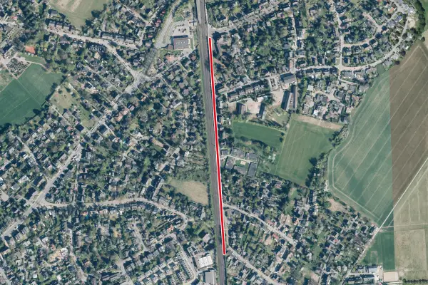 Die Hecke an der Bahntrasse in Angermund soll im Oktober gerodet werden