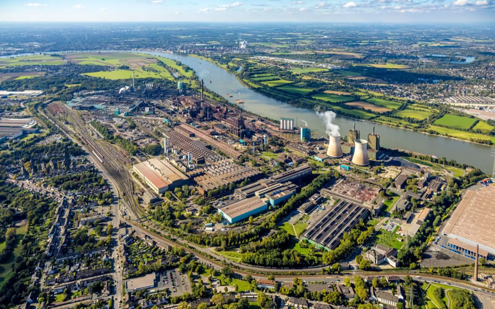 Auf dem Werksgelände der Hüttenwerke Krupp Mannesmann in Hüttenheim entsteht bis 2029 Deutschlands größter Elektrolichtbogenofen. Foto: ©HKM