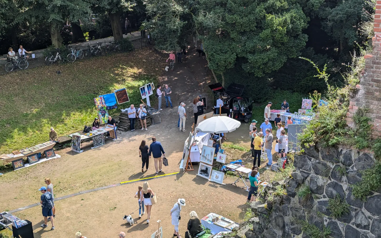 Der Open-Air-Kunstmarkt Klein Montmartre lädt am 8. und 9. August an die Kaiserswerther Kaiserpfalz ein. Archivfoto: ah