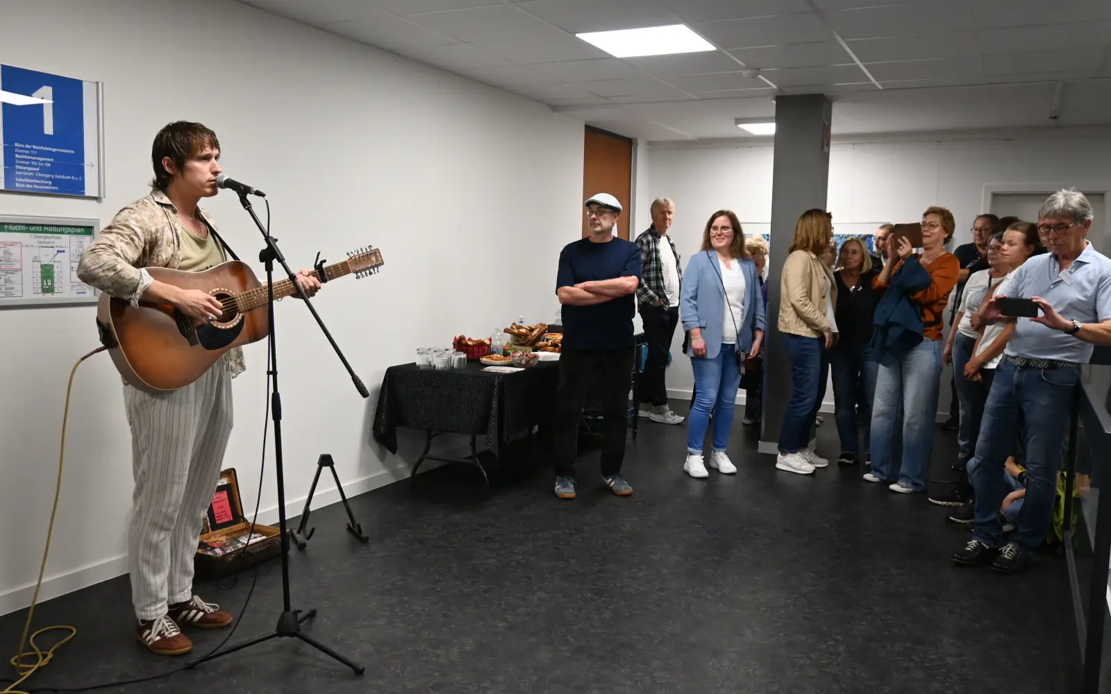Der Singer und Songwriter Philipp Eisenblätter begleitete die Vernissage musikalisch. Foto: sam