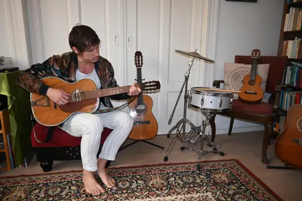 In seinem Musikzimmer spielt der Duisburger gerne auf der restaurierten Wandergitarre, die seinem verstorbenen Schwiegervater gehört hat. Foto: sam