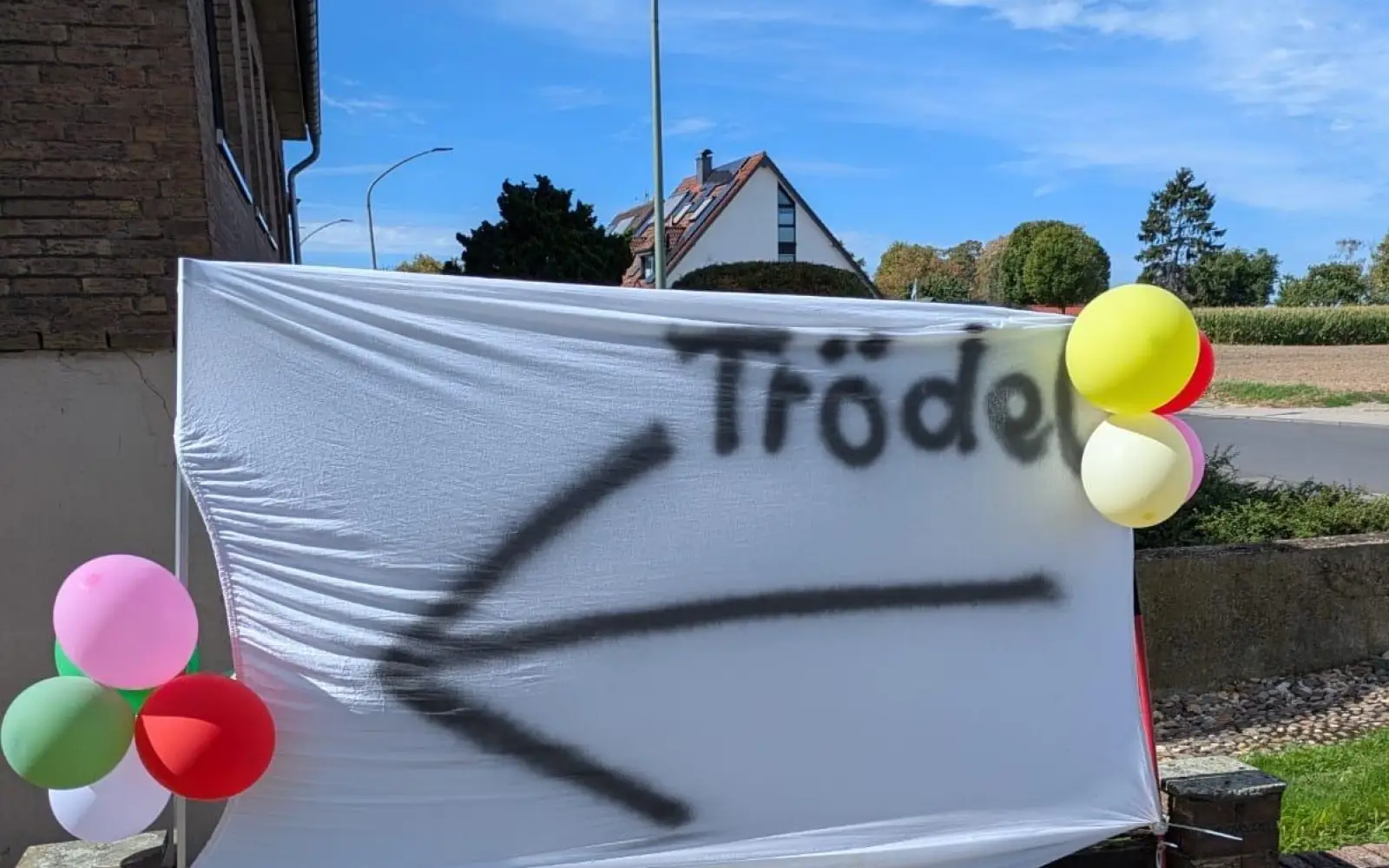 Bei herrlichem Wetter stöberten auch viele Gäste aus Krefeld und anderen Orten durch Serm. Foto: privat