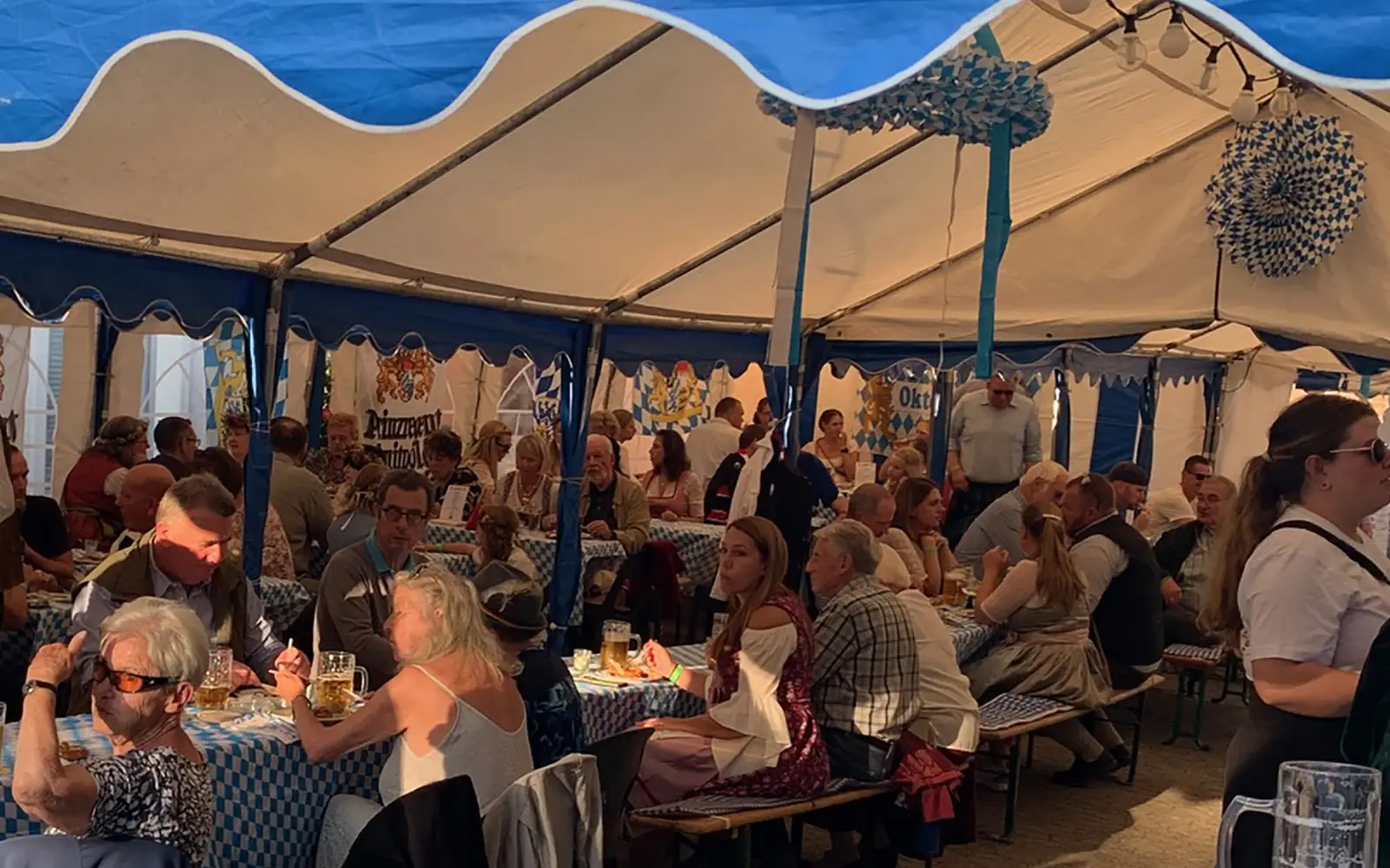 Unter dem weiß-blauen Zeltdach auf dem Mühlenhof sitzen die Gäste beim bayerischen Buffet zusammen, das im Eintritt von 25 Euro enthalten ist. Archivfoto: Eva-Maria Roggentin