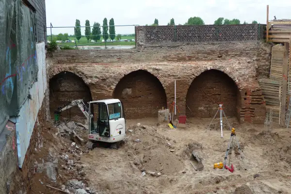 Während der Ausschachtungsarbeiten für eine Villa neben dem Mühlenturm lagen auf der Innenseite der Hochwasserschutzmauer Teile der mittelalterlichen Stadtmauer frei. Archivfoto: hs