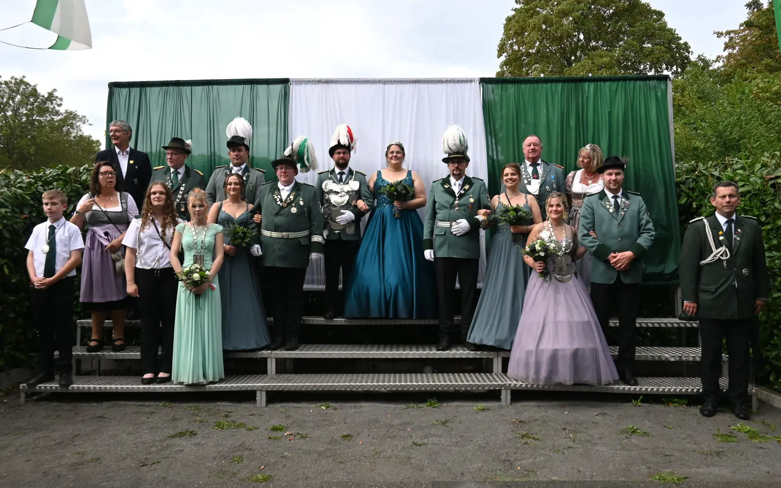 Bis zum Königs- und Prinzenschießen stand der scheidende König Ingo van Megen mit seiner Königin Maike Krawanja im Mittelpunkt - hier bei der Parade am Samstag. Foto: sam