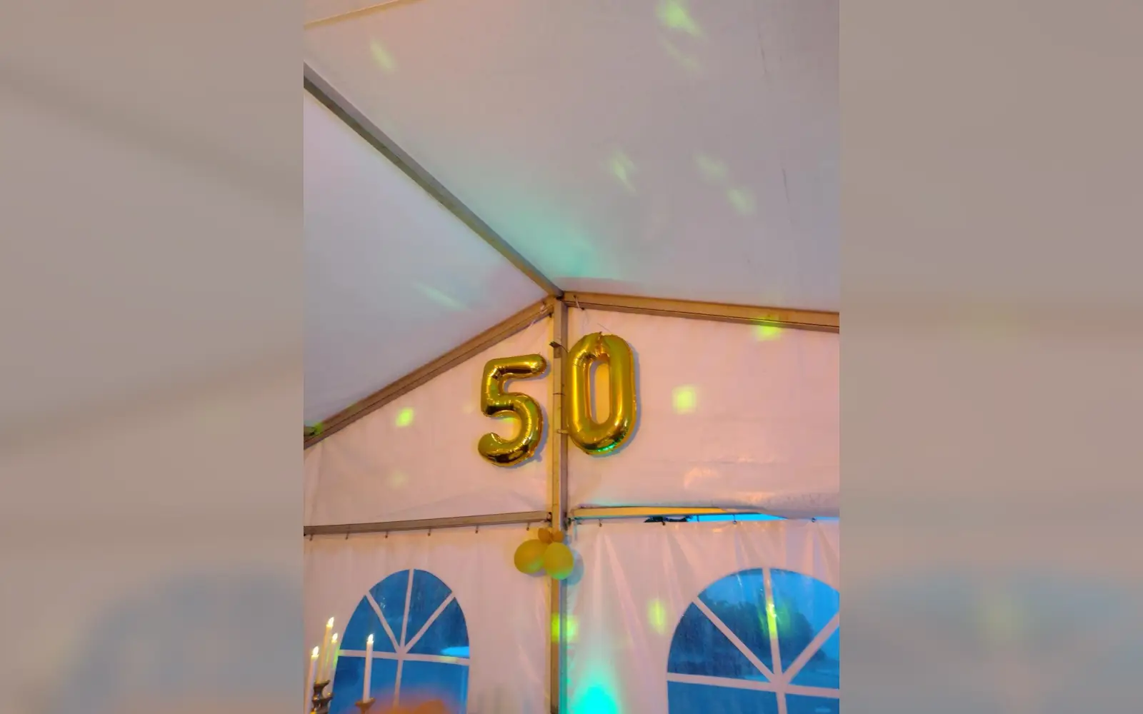 Eine goldene 50 unter dem Zeltdach erinnerte an den Anlass des Abends. Foto: privat