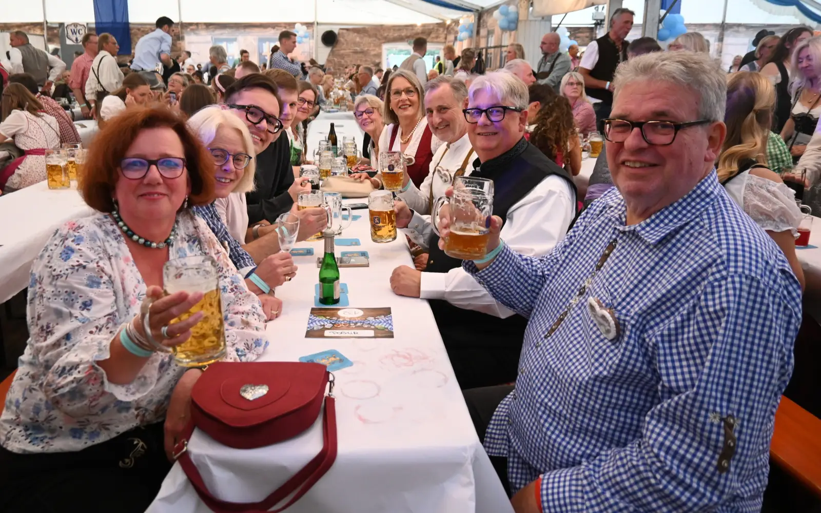 Auch Vertreterinnen und Vertreter aus der Politik waren im Festzelt, unter ihnen Bürgermeisterin Sylvia Linn. Foto: sam