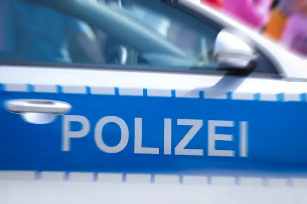 Motorradfahrer und Mitfahrerin werden bei einem Rotlichtunfall in Rahm verletzt