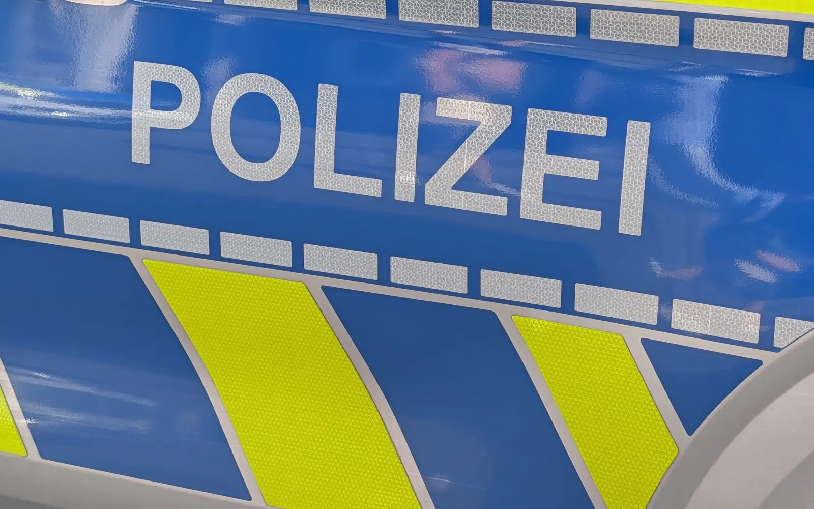 Rollerfahrerin flüchtet nach Unfall in Wanheimerort und lässt ihren Sozius zurück