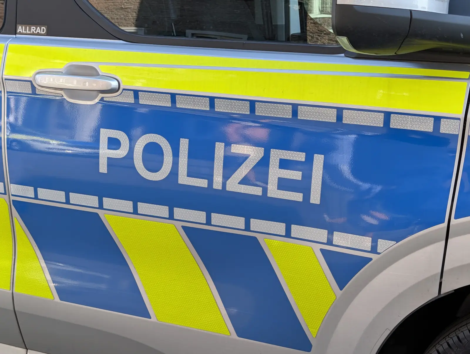Nach dem Raub auf der Lüderitzallee hat das Kriminalkommissariat 13 die Ermittlungen übernommen (Symbolbild). Foto: ah