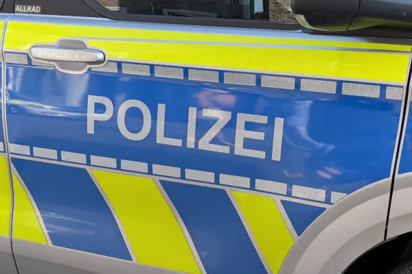 Unbekannter beobachtet Familie beim Duschen in Rahm und schlägt auf Verfolger ein