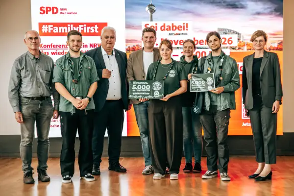 Mitglieder der Waldjugend Duisburg übergaben mit Stadtförster Stefan Jeschke (links) 5.000 Unterschriften gegen die geplante Trassenführung an die Landtagsabgeordneten Sarah Philipp und Frank Börner. Mit dabei war auch Ratsherr Jannik Neuhaus (Mitte). Foto: privat