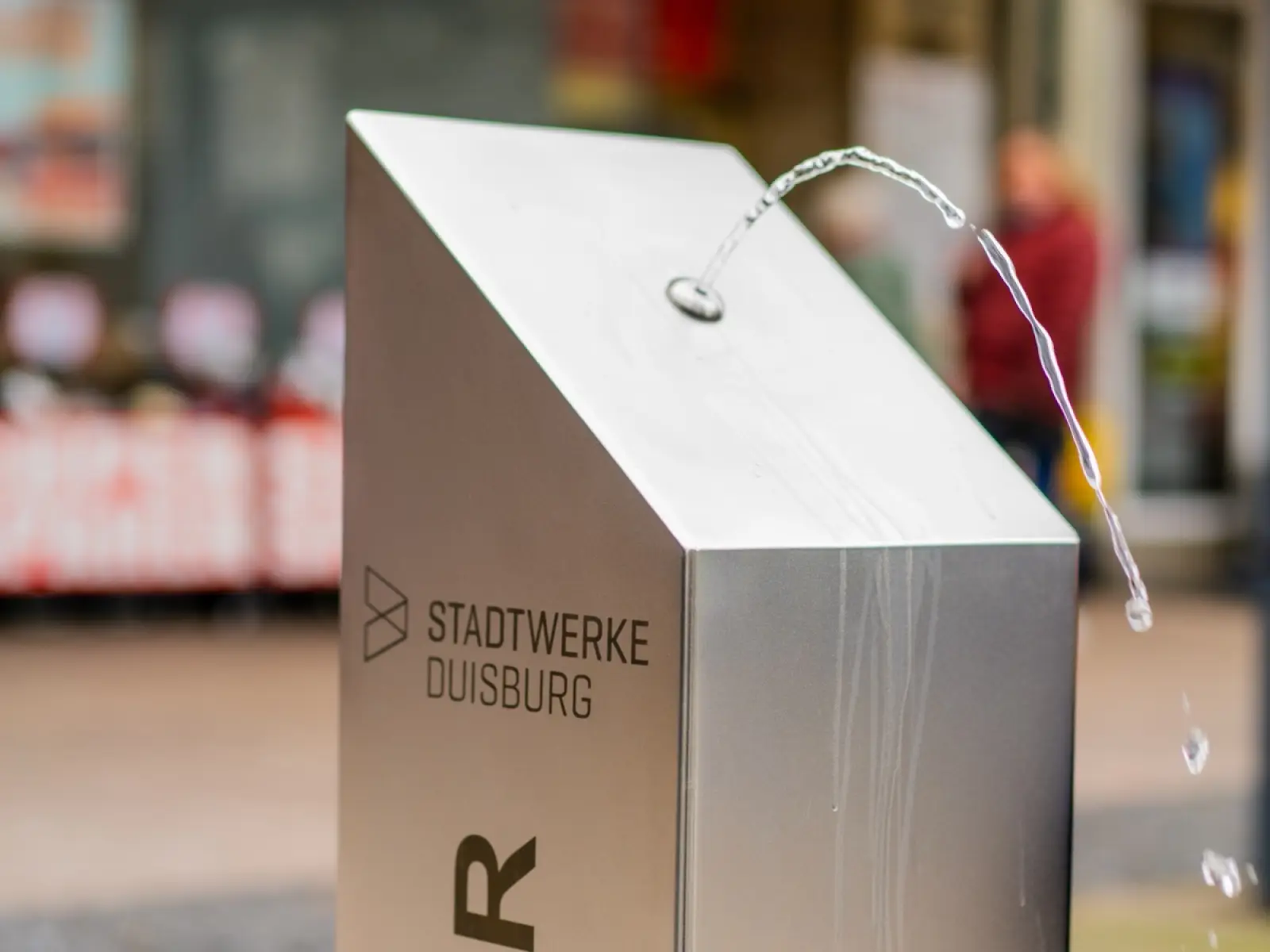 Die Trinkwasserbrunnen der Stadtwerke in der Duisburger Innenstadt spenden kostenlos kühles Leitungswasser. Foto: Stadtwerke Duisburg