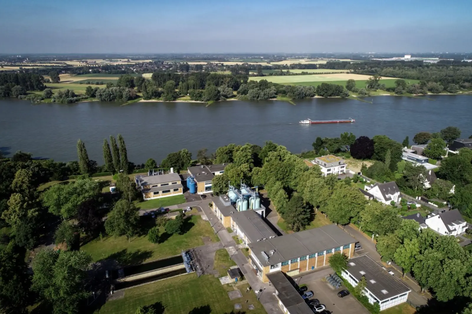 Im Wasserwerk am Rhein in Düsseldorf-Wittlaer wird ein Großteil des Trinkwassers für Duisburg südlich der Ruhr gewonnen. Foto: Stadtwerke Duisburg