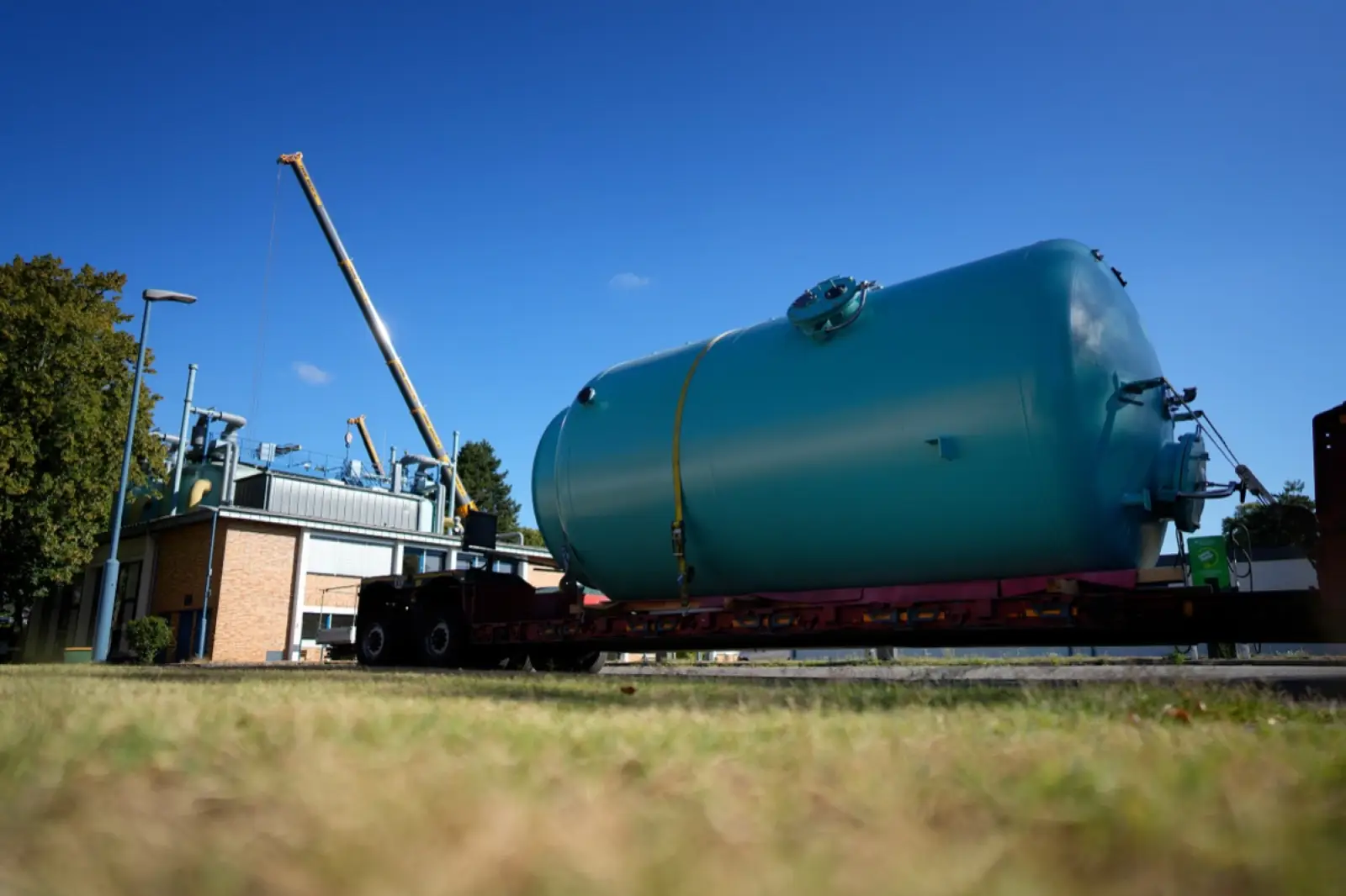 Die 12,8 Tonnen schweren Stahlbehälter kamen per nächtlichem Schwertransport nach Wittlaer. Foto: Stadtwerke Duisburg
