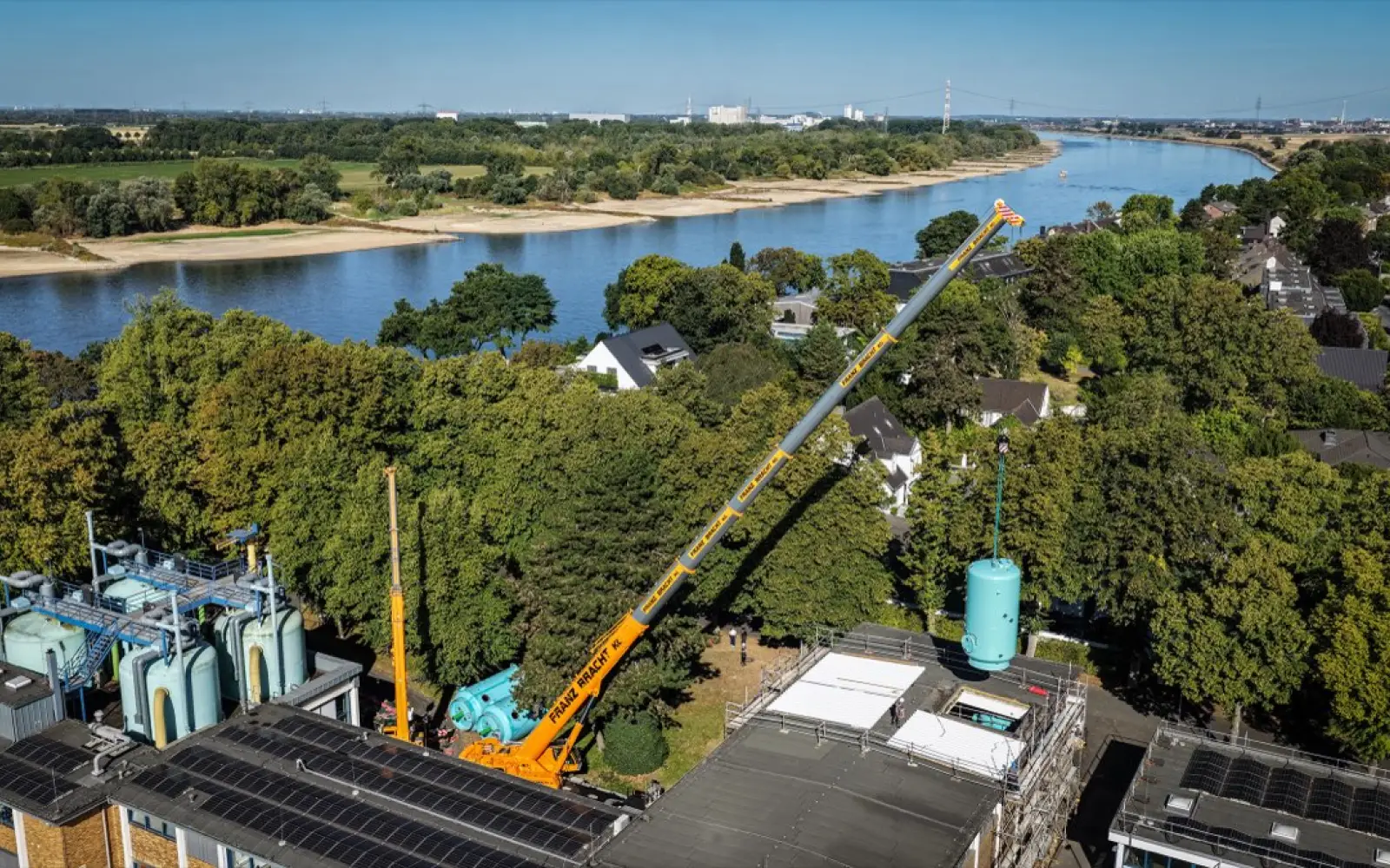 Durch das geöffnete Dach der Filterhalle hebt ein Kran einen der neuen Großfilter in das Wasserwerk Düsseldorf-Wittlaer ein. Foto: Stadtwerke Duisburg