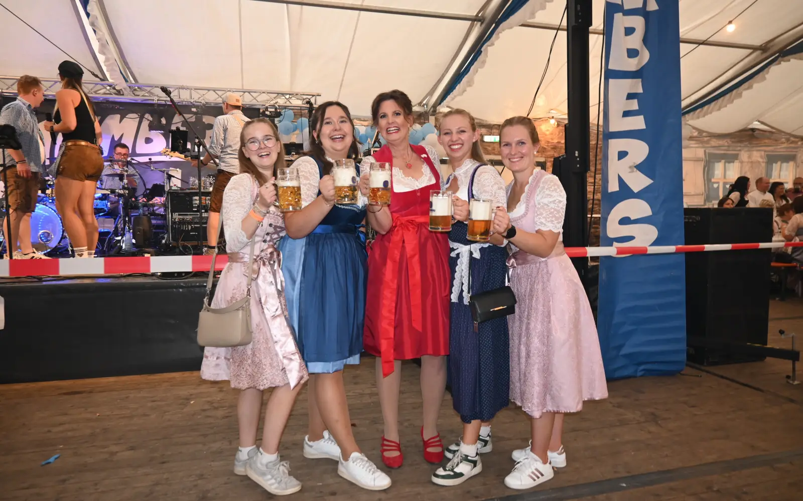 Karnevalsprinzessin Gabi (Mitte) stieß mit ihren Paginnen an. Foto: sam