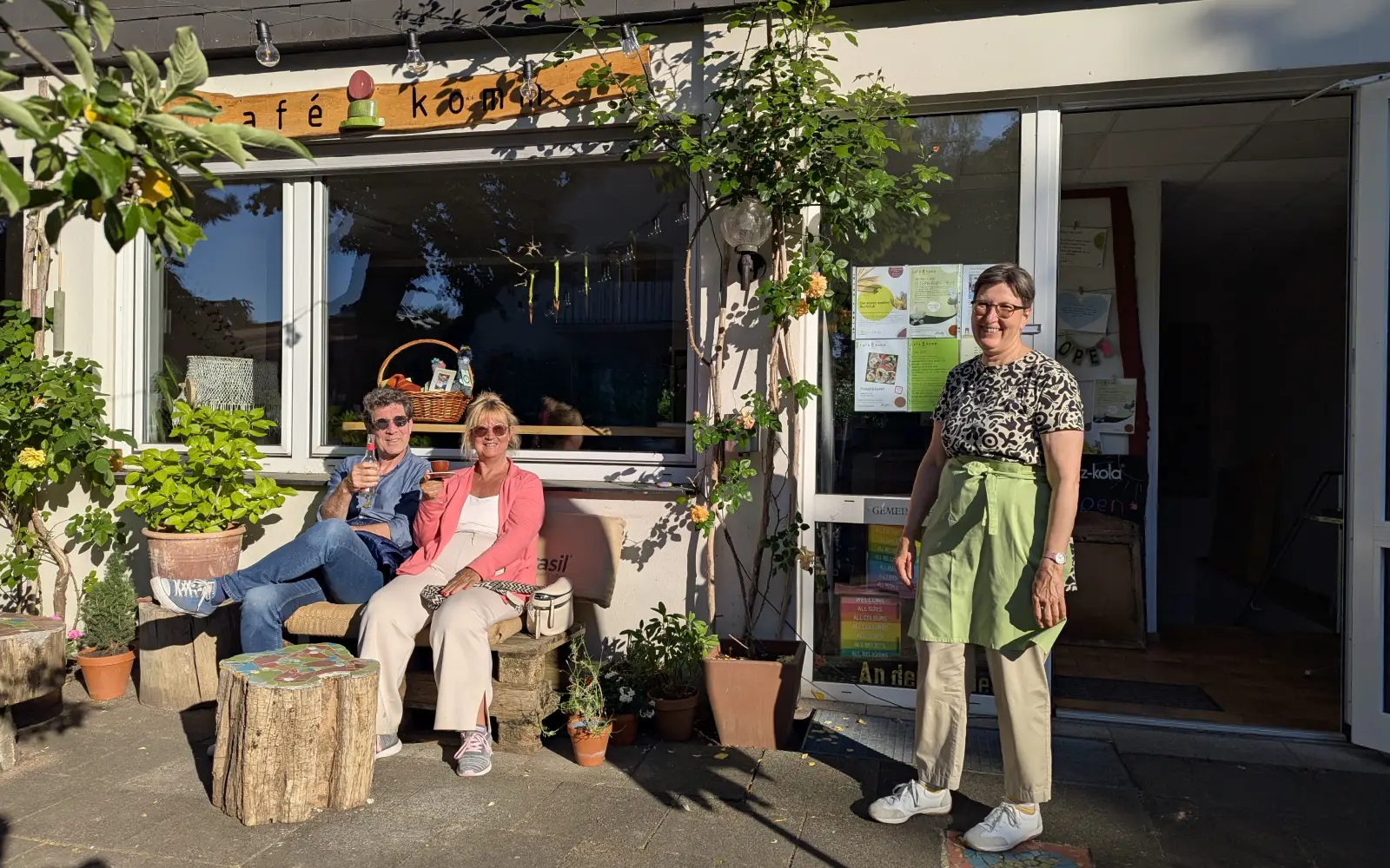 Ulrike Kempf vom Café.komm (rechts) empfängt die Gäste an der Straße An den Linden 6 in Angermund, wo im September wieder Repaircafé und Buchclub auf dem Programm stehen. Archivfoto: ah