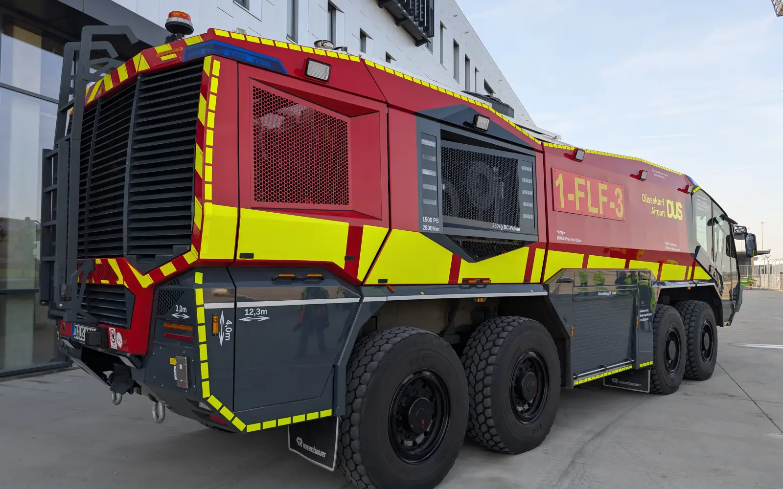 Nach rund zwei Stunden beendeten die etwa 70 Einsatzkräfte von Feuerwehr und Rettungsdienst ihren Einsatz am Flughafen Düsseldorf. Archivfoto: ah