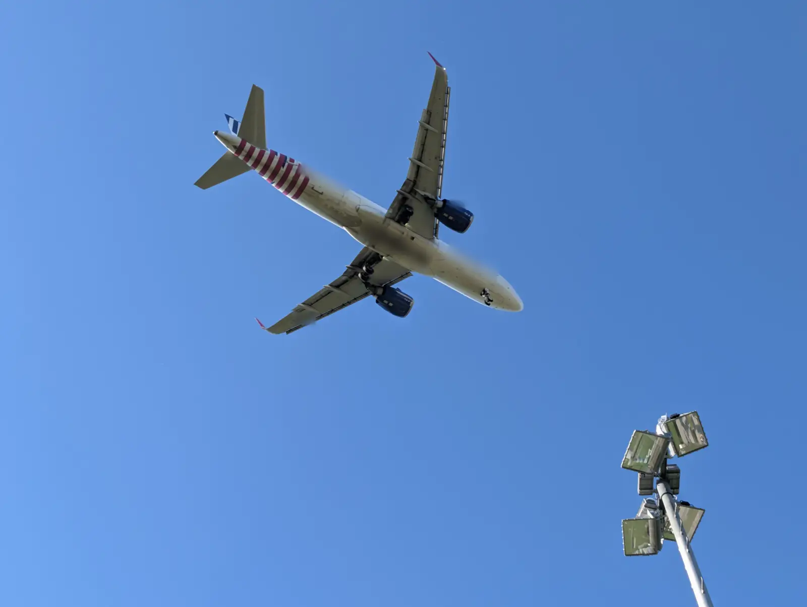 Am Flughafen Düsseldorf sollen künftig in bis zur Hälfte der Tagesstunden bis zu 60 Starts und Landungen pro Stunde möglich sein, Einwendungen laufen noch bis Donnerstag, 15. Oktober. Foto: ah