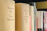 Zum Bestand gehören alte Ausgaben von Friedrich Spee, darunter „Trutz-Nachtigall“ und das „Güldene Tugend-Buch“. Foto: ah