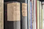 Handbeschriftete Rückenschilder wie auf diesen beiden Bänden führen inzwischen zu Einträgen, die sich im Katalog nach Titel, Autor, Herausgeber, Reihe oder Jahr finden lassen. Foto: ah
