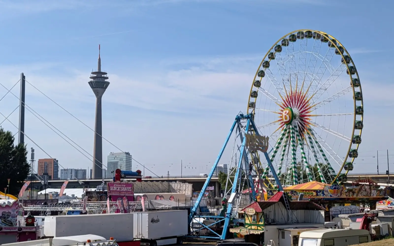 Auf den Oberkasseler Rheinwiesen laufen die Aufbauarbeiten für die 125. Rheinkirmes. Foto: ah