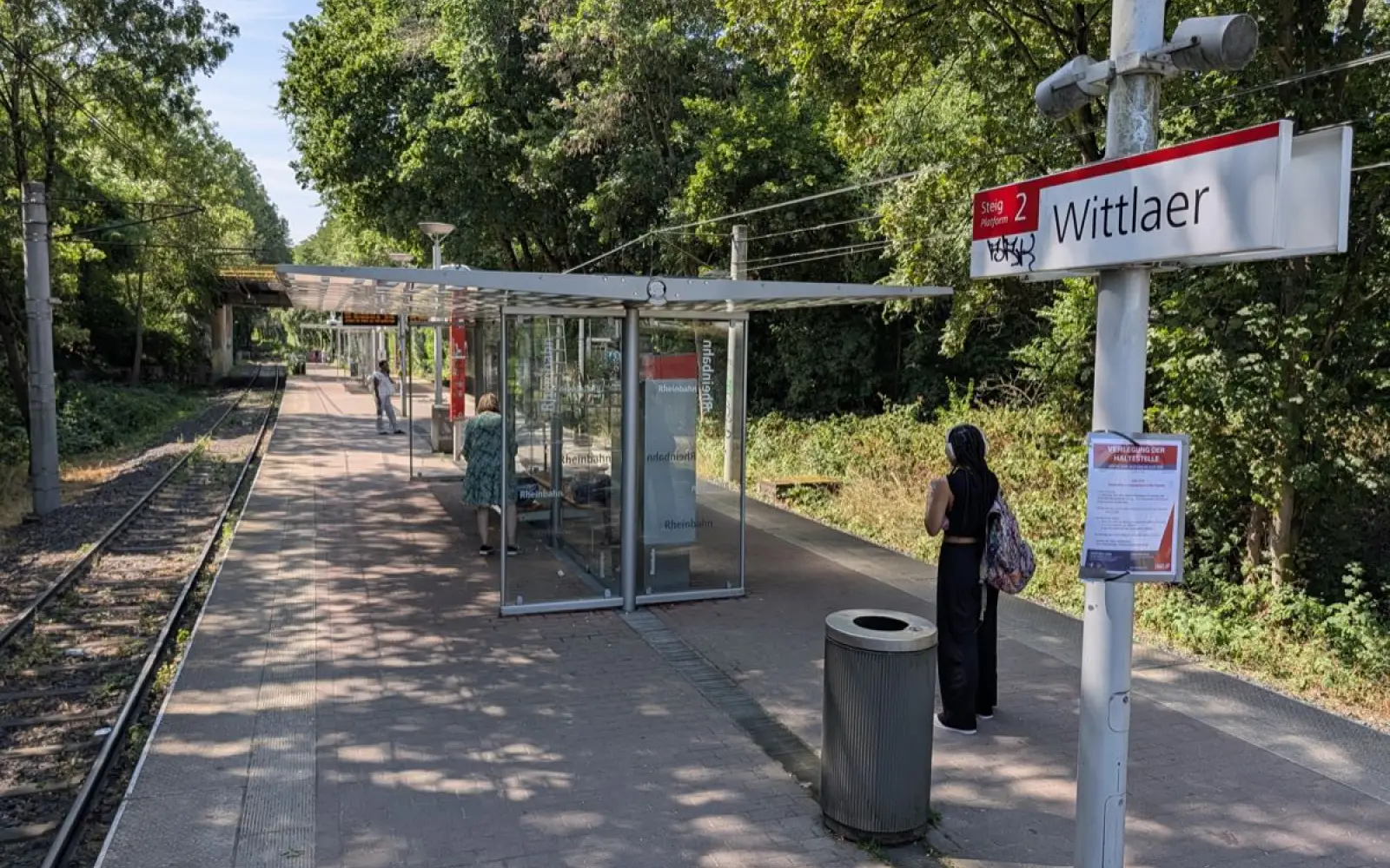 An der Haltestelle „Wittlaer“ enden während der Bauarbeiten die Bahnen aus Düsseldorf, auf dem Abschnitt nach Duisburg fahren Ersatzbusse. Foto: ah