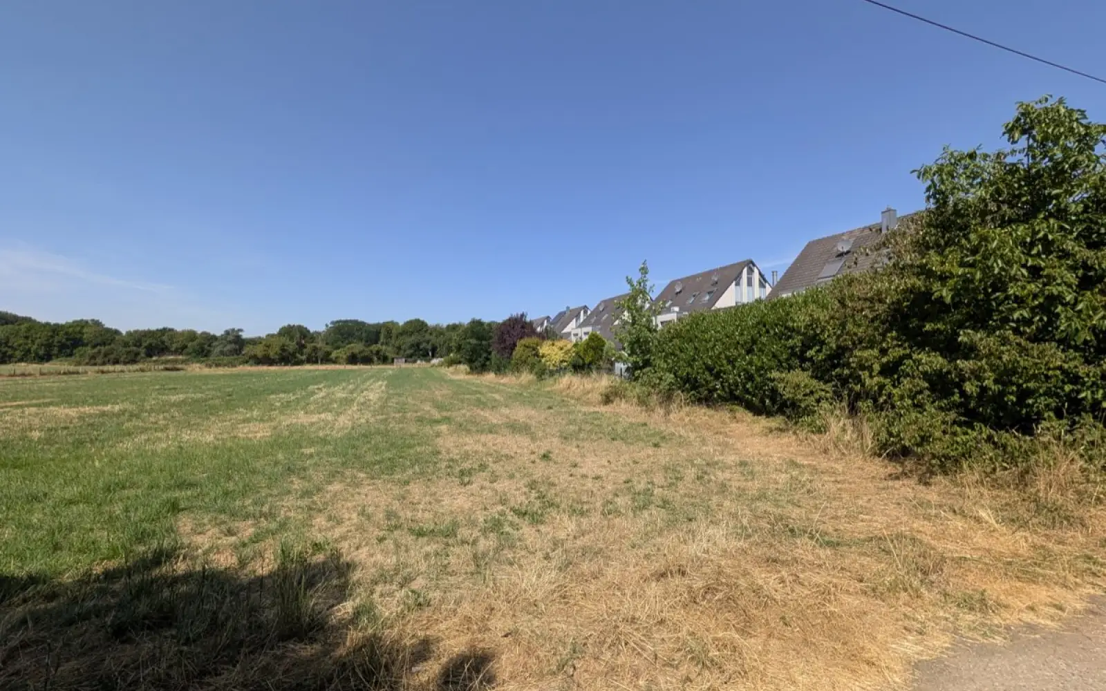 Die Wiesen bei den Zeppenheimer Kiesseen sollen nach den Plänen der Kaiserswerther Diakonie mit bis zu 350 Wohnungen bebaut werden. Foto: ah