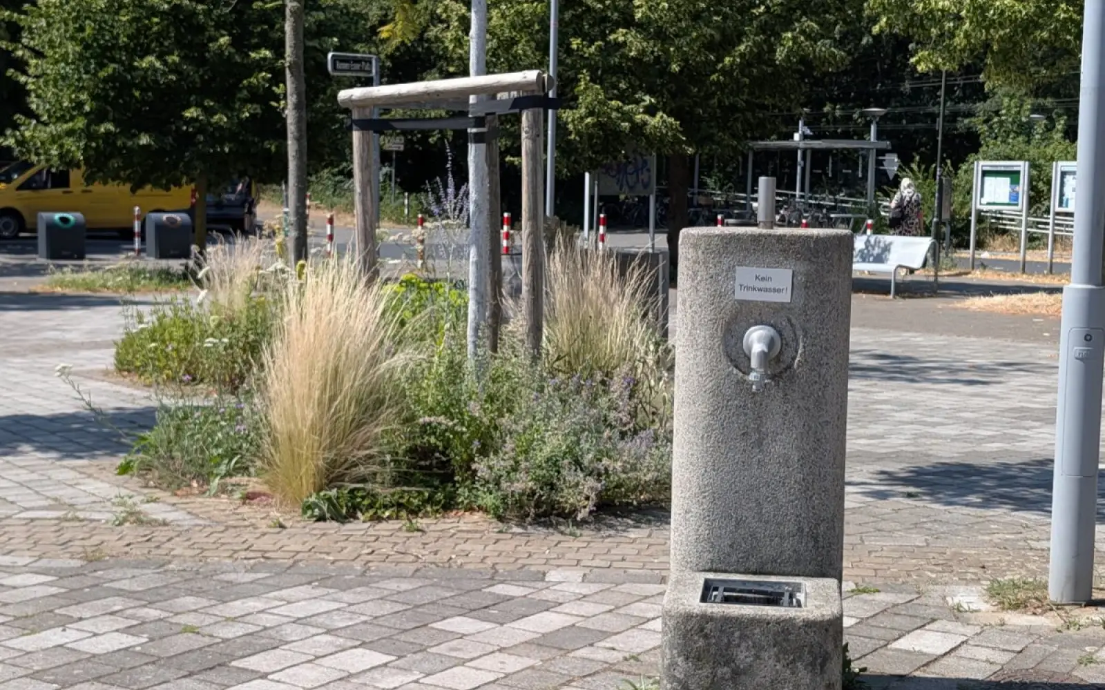 Der Brunnen in der Mitte des Hannes-Esser-Platzes ist außer Betrieb, ein Trinkbrunnen fehlt. Foto: ah
