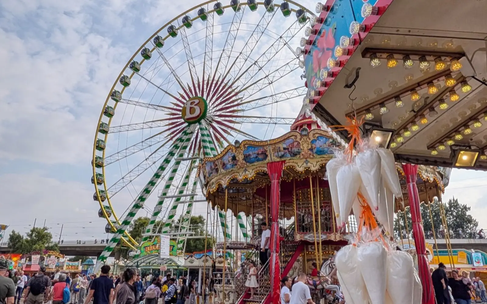 Die 125. Rheinkirmes lockt noch bis Sonntag, 26. Juli, auf die Oberkasseler Rheinwiesen, die Kirmesfähre über den Rhein lässt wegen des Niedrigwassers aber noch auf sich warten. Foto: ah