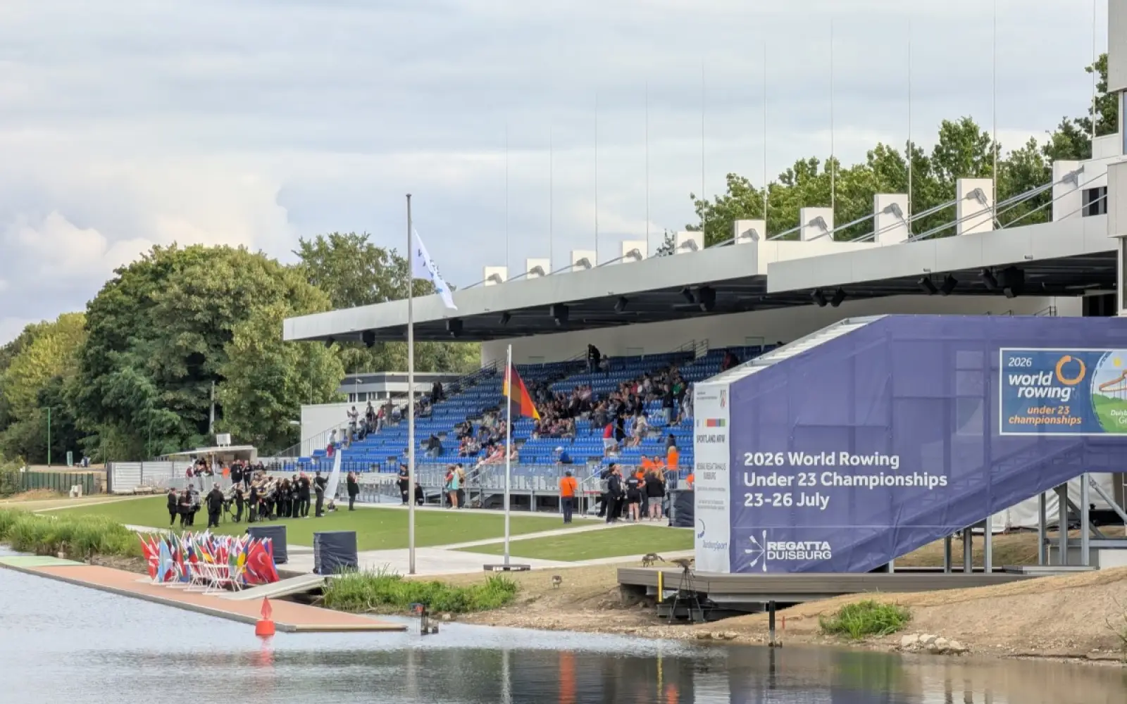 Die neue Tribüne an der Regattabahn ist zur U23-WM erstmals komplett in Betrieb. Noch bis Sonntag, 26. Juli, kämpfen dort Nachwuchs-Ruderer aus 50 Nationen um die Medaillen.