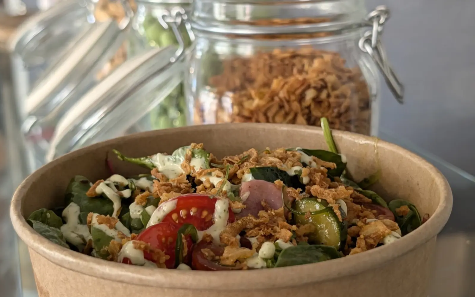 Frisch angerichtete Bowls mit Toppings wie Röstzwiebeln und Edamame gehören zum Angebot im „Werth“. Foto: ah