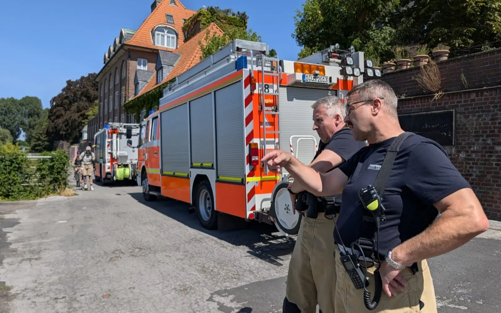 Die Feuerwehr rückte wegen des Verdachts auf ein Kampfmittel mit mehreren Fahrzeugen nach Kaiserswerth aus.