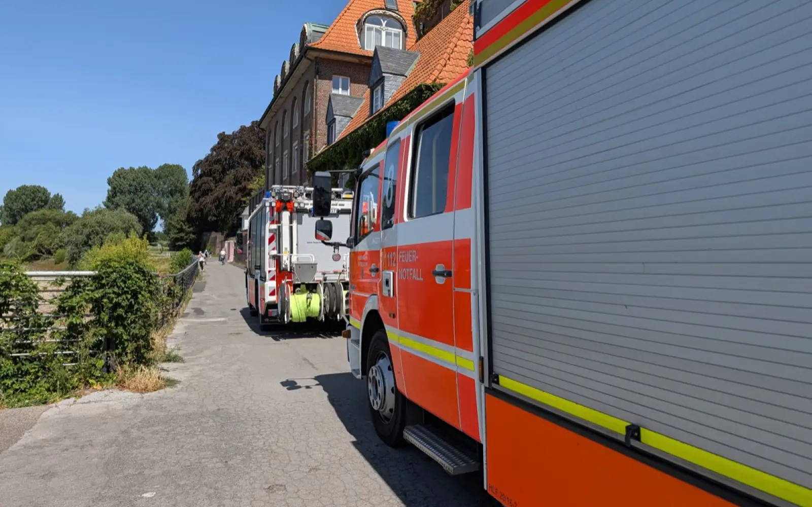 Mehrere Einsatzfahrzeuge der Feuerwehr standen am Herbert-Eulenberg-Weg direkt am Rheinufer.