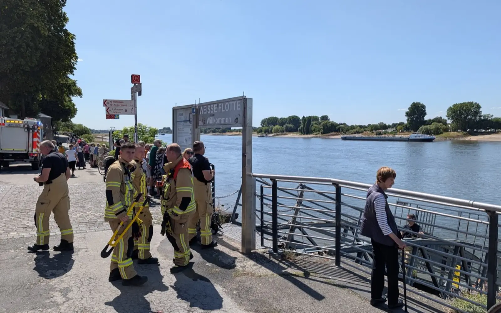 Feuerwehrleute sperrten den Zugang zum Schiffsanleger, zahlreiche Passanten verfolgten den Einsatz von der Promenade aus.