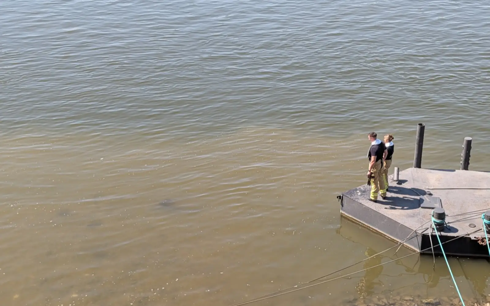 Vom Ponton aus behielten Einsatzkräfte die Fundstelle im Blick. Ob der metallische Gegenstand ein Kampfmittel ist, war zunächst unklar.