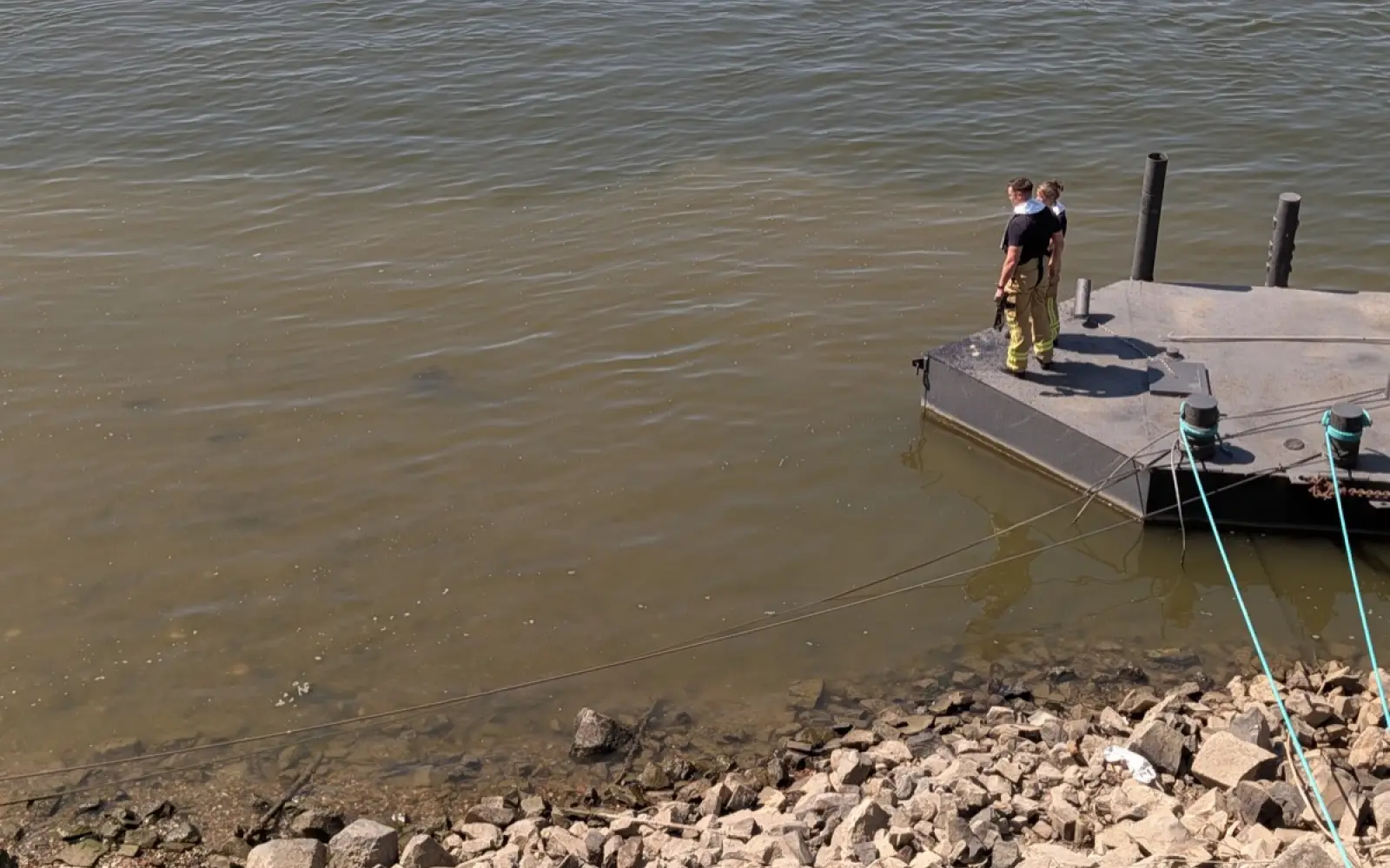 Der metallische Gegenstand liegt bei Niedrigwasser im Uferbereich unmittelbar vor dem Anleger.