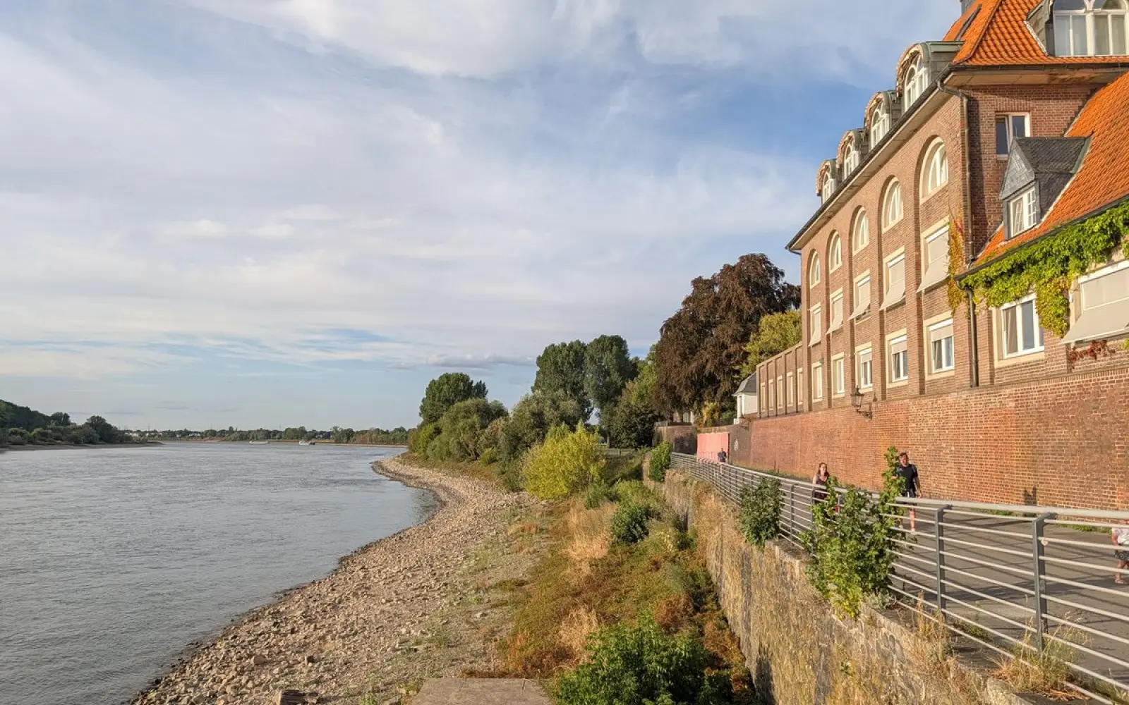 Unterhalb der Kaiserswerther Uferpromenade liegt das Rheinbett derzeit weitgehend trocken. Foto: ah