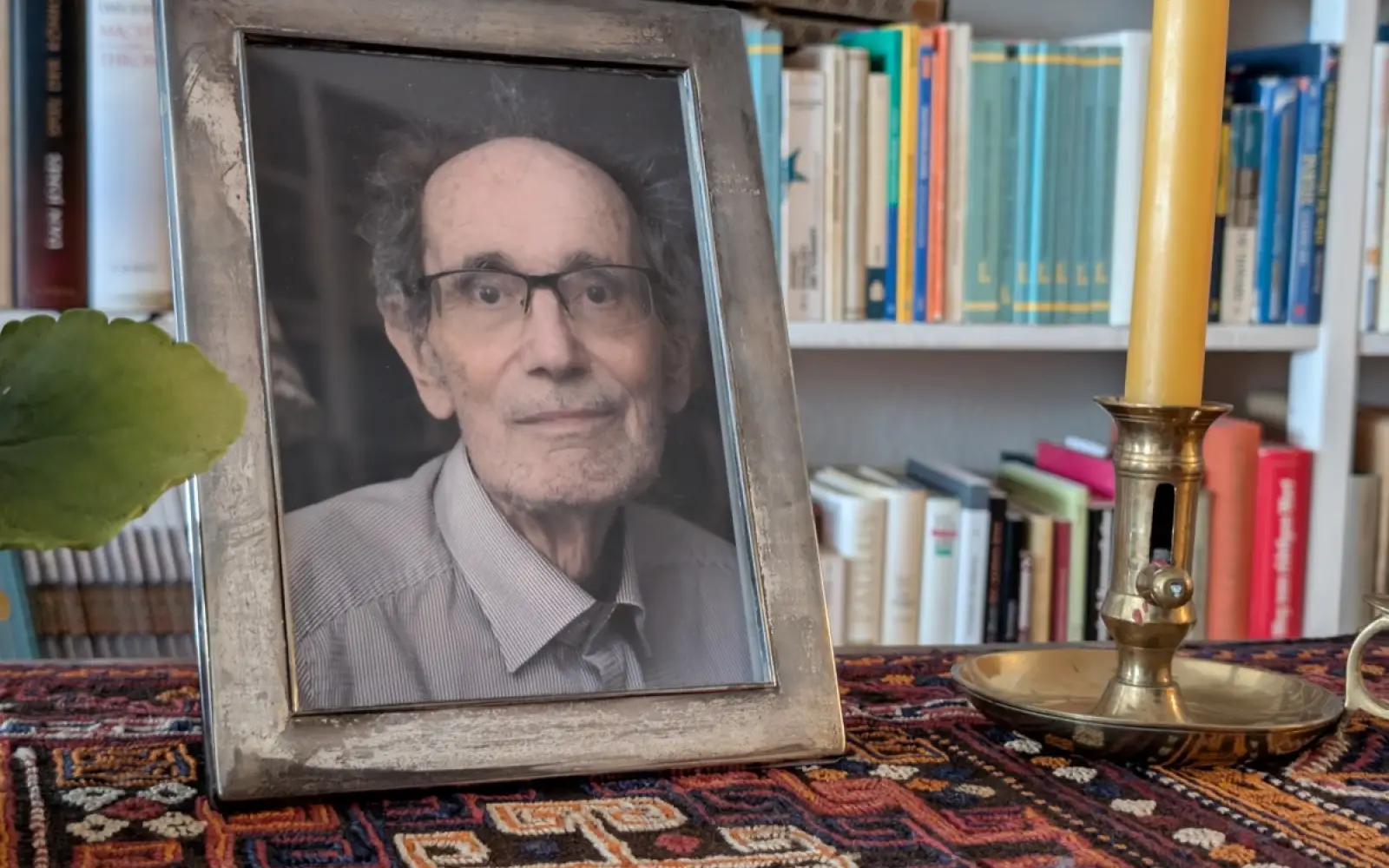 Ein gerahmtes Porträtfoto erinnert an Hartmann Römer. Der Theoretische Physiker aus Angermund starb am 28. Juni im Alter von 83 Jahren. Foto: ah