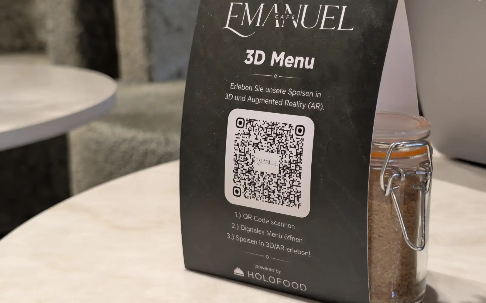 Der QR-Code auf dem Tischaufsteller führt zur Speisekarte, in der jedes Gericht als dreidimensionales Modell zu sehen ist. Foto: ah