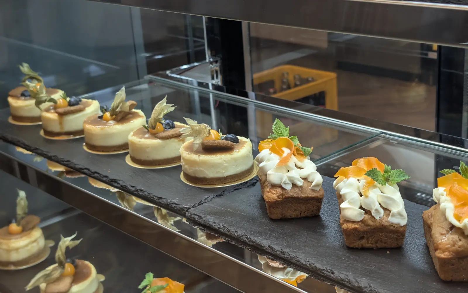 Cheesecake und Patisserie entstehen nach Angaben von Javad Pour Heidari im Haus, gekocht wird täglich frisch. Foto: ah