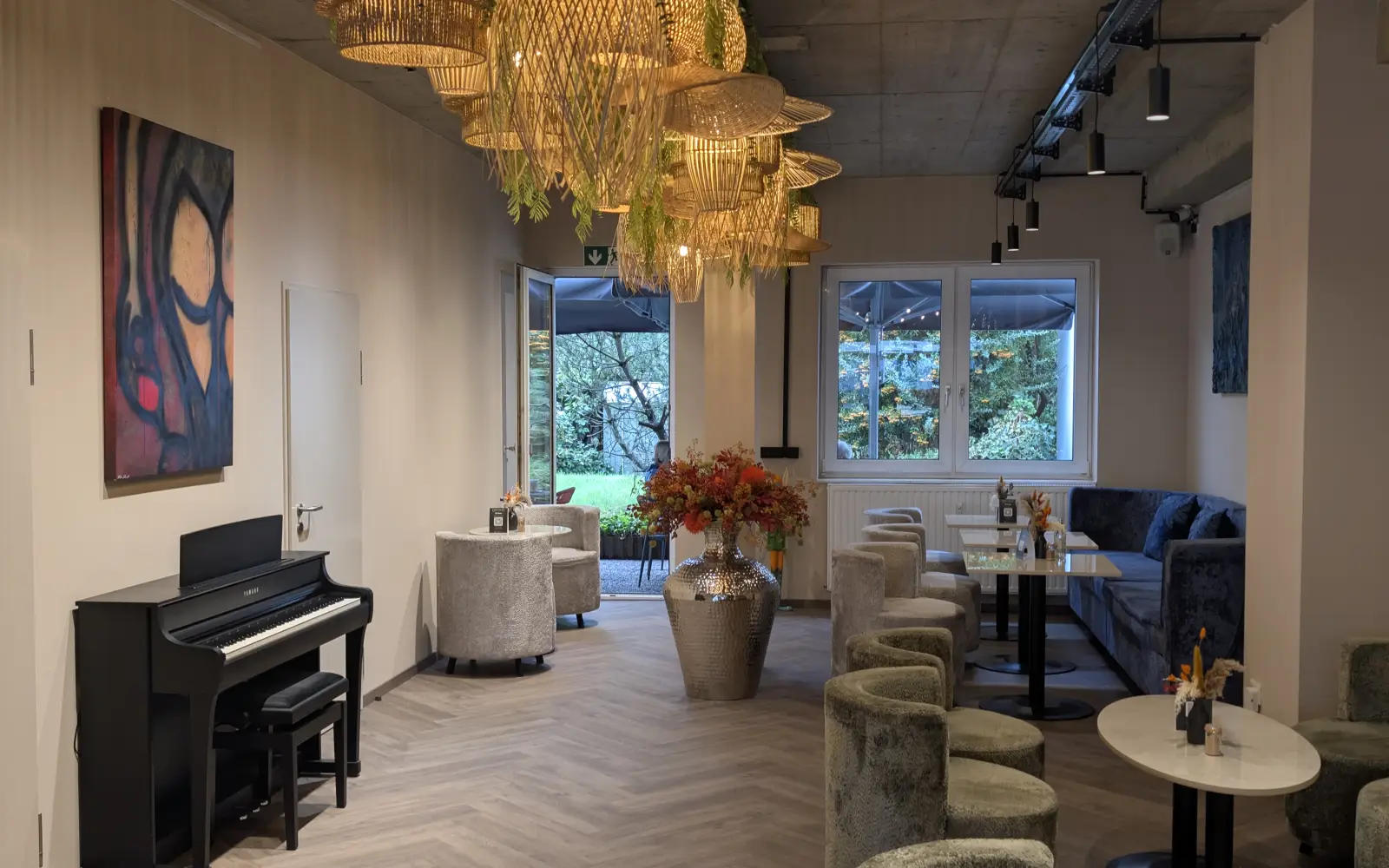 Das Piano im Gastraum hat Betreiber Javad Pour Heidari eigens angeschafft, regelmäßig gibt es Live-Musik zum Brunch. Foto: ah