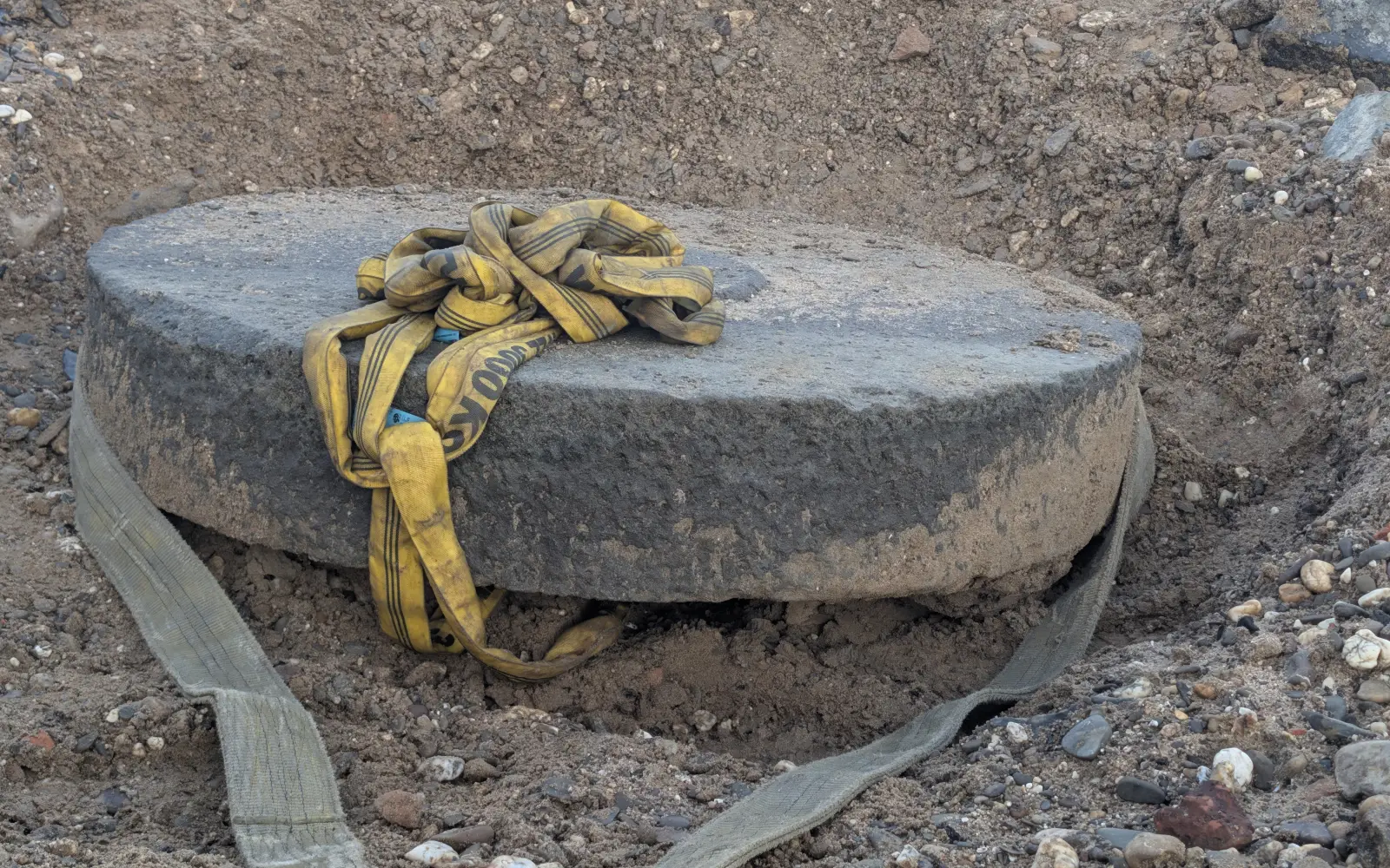 Mit Hebegurten gesichert liegt der Mühlenstein frei im Uferschlamm, bei normalem Pegel ist die Fundstelle überspült. Foto: ah