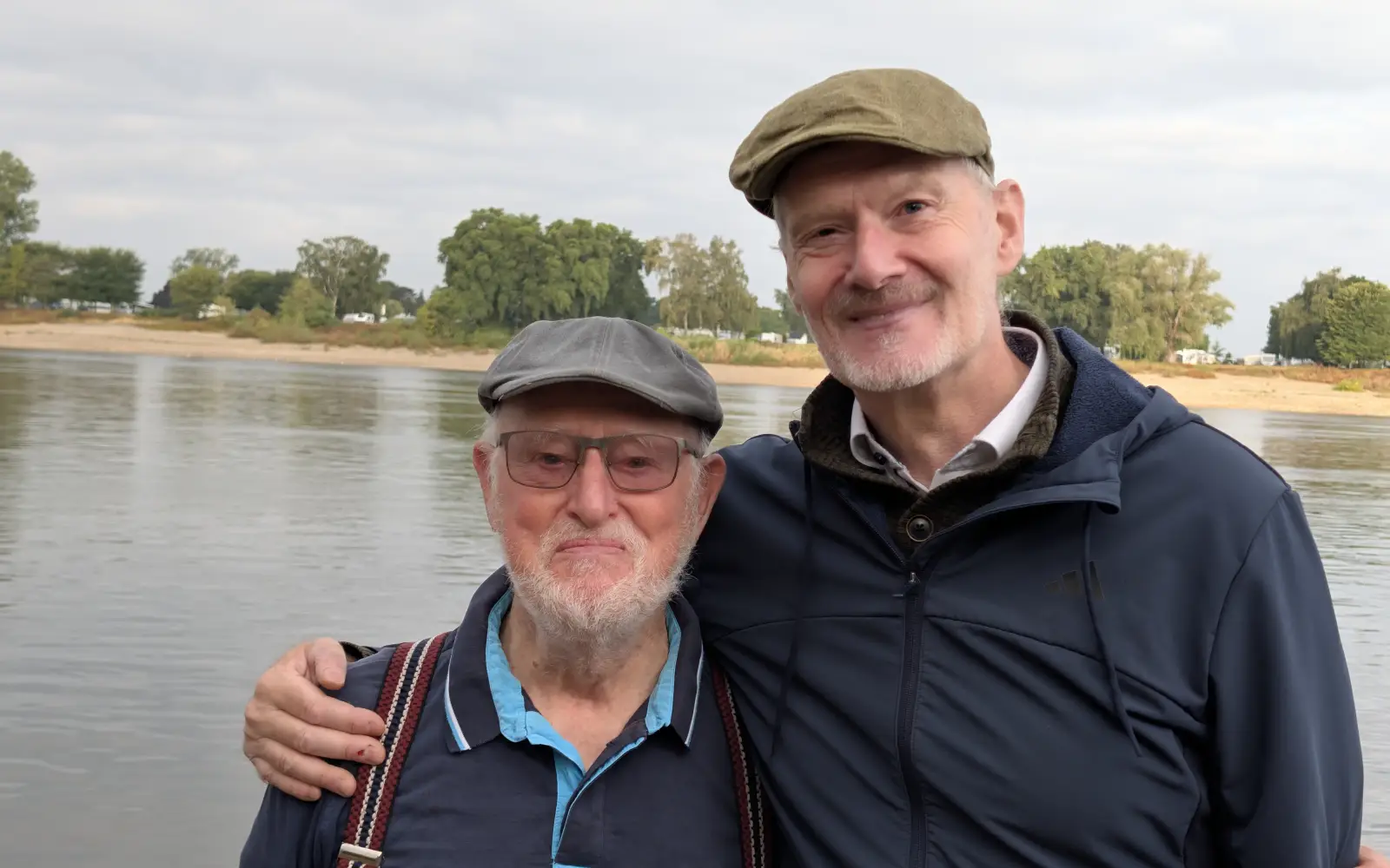 Thomas van Lohuizen (rechts) entdeckte den Mühlenstein bereits vor 27 Jahren, Heimatforscher Franz-Josef Vogel stellte den Kontakt für die Bergung her. Foto: ah