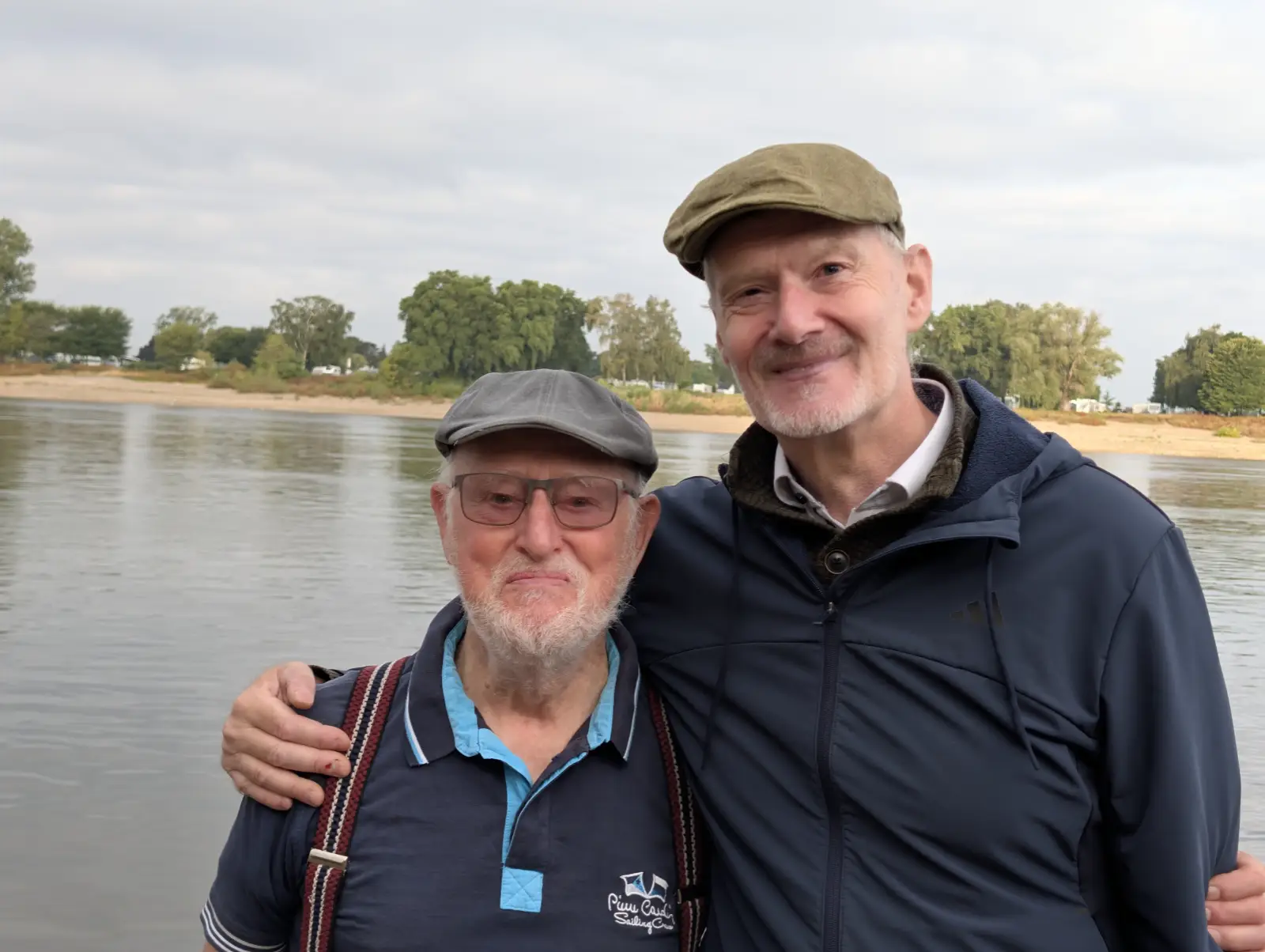 Thomas van Lohuizen (rechts) entdeckte den Mühlenstein bereits vor 27 Jahren, Heimatforscher Franz-Josef Vogel stellte den Kontakt für die Bergung her. Foto: ah