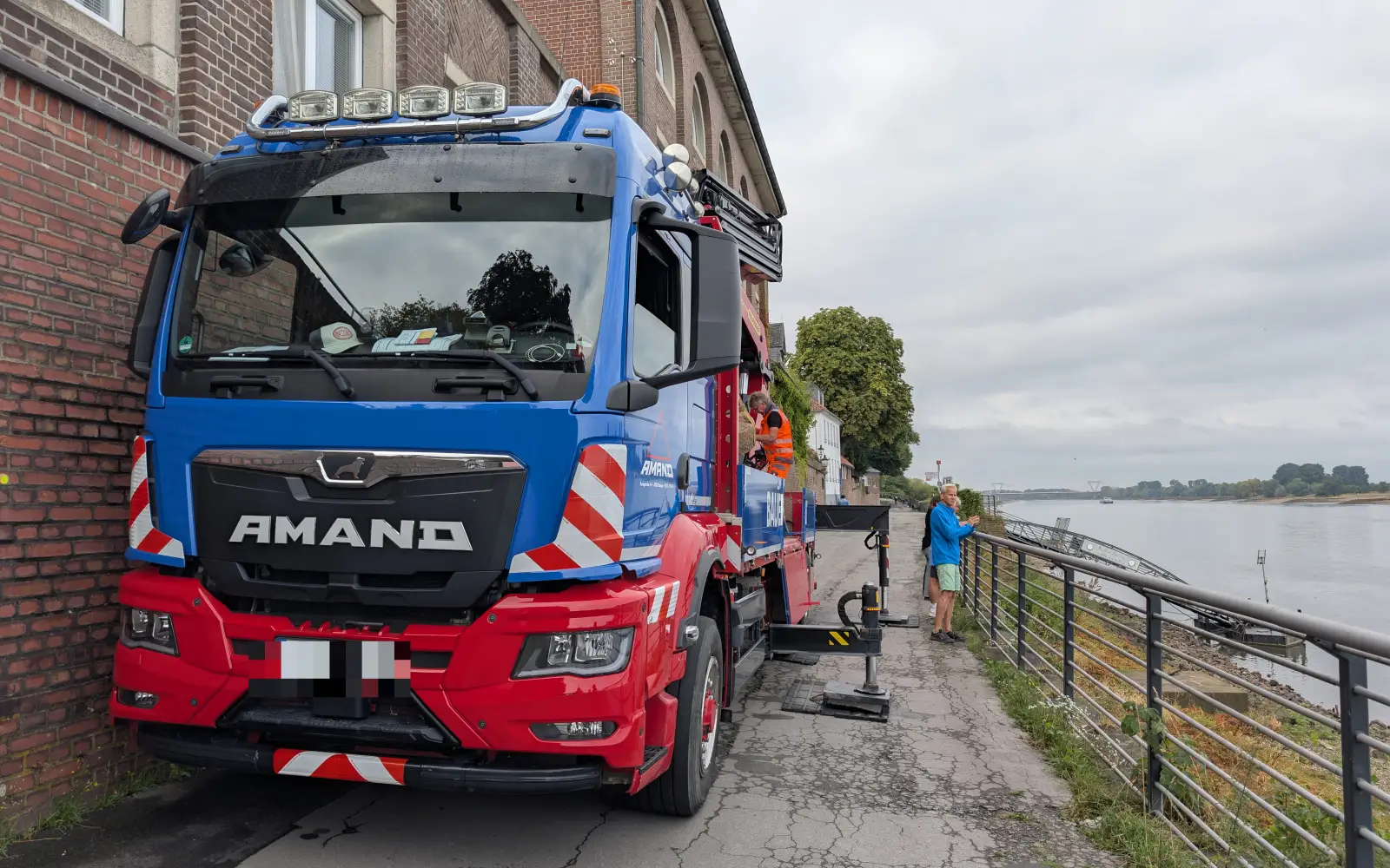 Der Kranwagen des Bauunternehmens Amand stand für die Bergung auf dem schmalen Weg an der Rheinpromenade. Foto: ah