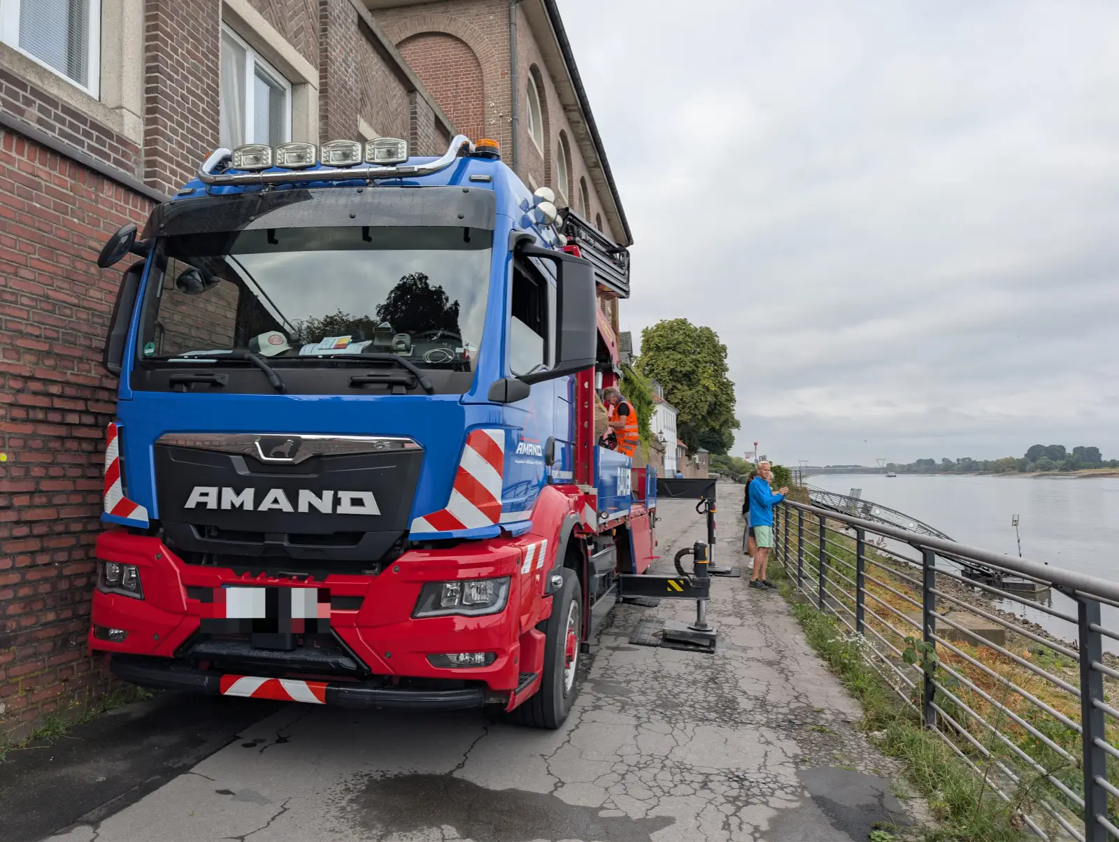 Der Kranwagen des Bauunternehmens Amand stand für die Bergung auf dem schmalen Weg an der Rheinpromenade. Foto: ah