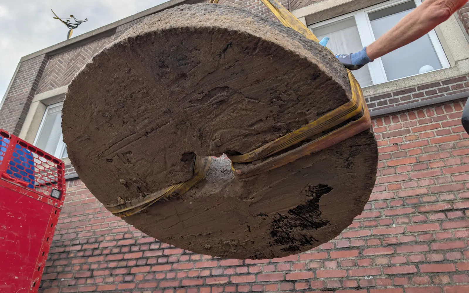 Auf der Unterseite lässt sich die Struktur des Mühlensteins erahnen und damit vielleicht auch, ob er je in einer Mühle lief. Foto: ah